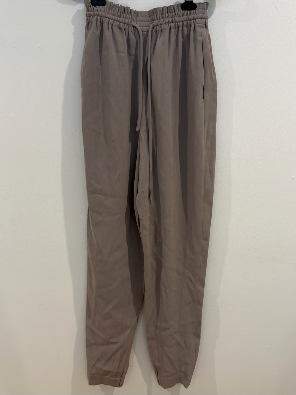 Aritzia Babaton Joggers with Pinched Ankle Size Small Color Taupe